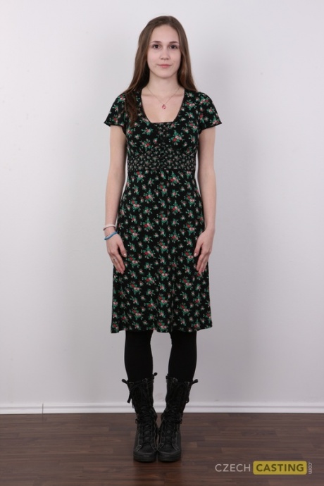 Девушка по соседству типа Клары снимает с себя одежду и ботинки, чтобы раздеться догола 2