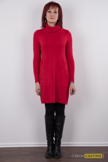 Рыжеволосая Ирена постарше стоит обнаженной после того, как разделась для своего дебюта в обнаженном виде 2