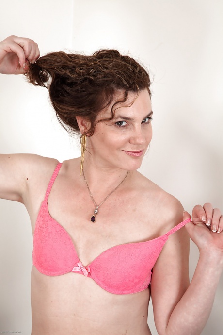 Волосатая зрелая женщина София Мэтьюз- очень экстравагантная шлюха 13