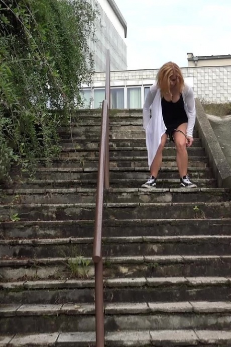 Симпатичную блондинку Крисси заперли дома, поэтому она писает на ступеньки 2