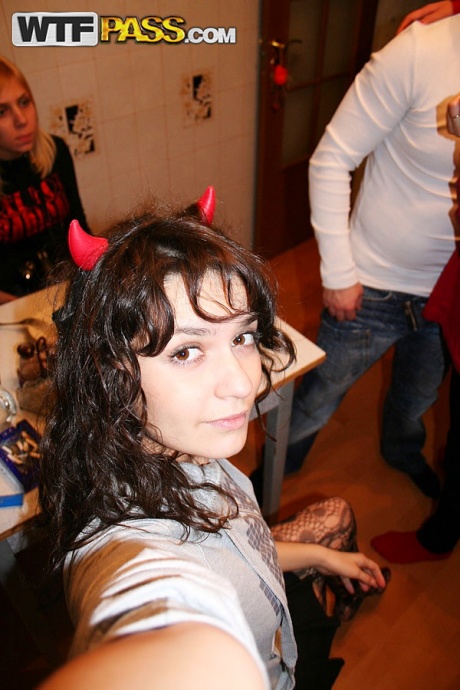 Занудная любительница надевает очки, снимая домашнее секс-видео 6