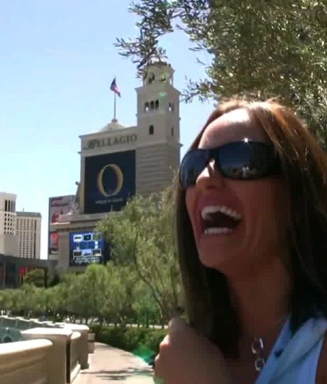 Женщина средних лет Никки Джексон принимает участие в акции без трусиков и верхней юбки на публике 9