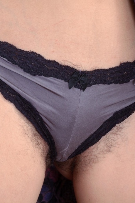 Татуированная девушка Сладкая Мэри Джейн показывает свою натуральную киску на диване 2