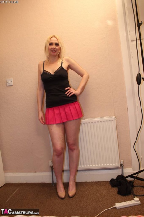 Блондинка-любительница Трейси Лейн отодвигает хлопчатобумажные трусики в сторону для анального секса 1