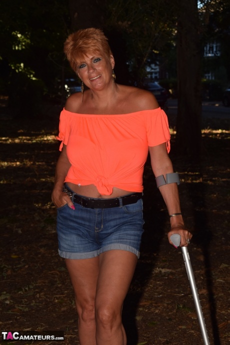 Зрелая рыжеволосая Димонти показывает свои сиськи на скамейке в загородном поле 8