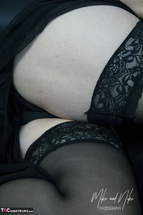 Толстая старуха Савана позирует не обнаженной в черном нижнем белье и прозрачных чулках 5