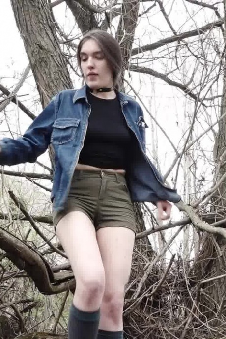 Расстроенная девушка отваживается залезть на ветку дерева, чтобы пописать 15