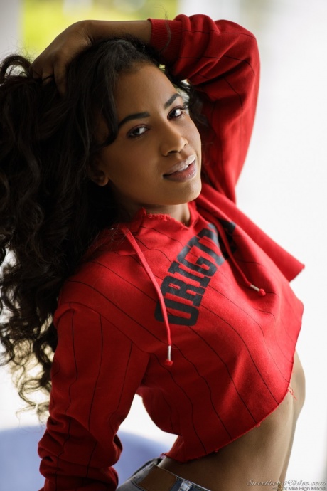 Сексуальная негритянка снимает рваные джинсы по пути к потрясающим позам обнаженной натуры 2