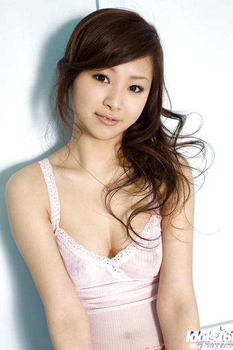 Грудастая азиатка Сузука Исикава снимает свое нижнее белье 4