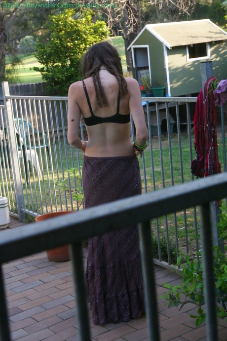 Возбужденная брюнетка любительница Элис одевается после мастурбации 10