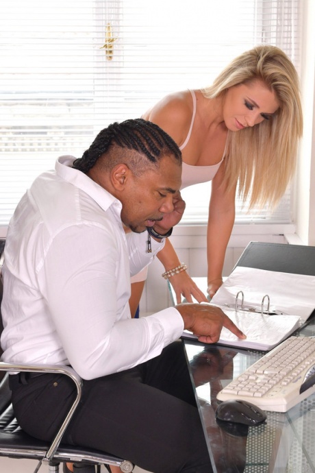 Блондинка Мэри Калиси раздевается догола, пока сосет большой черный член 1