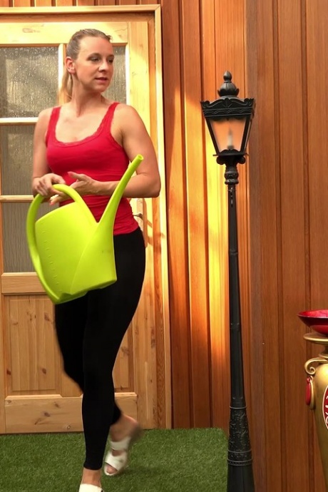 Белокурая цыпочка Бьянка писает в миску после того, как заперлась у себя дома 1