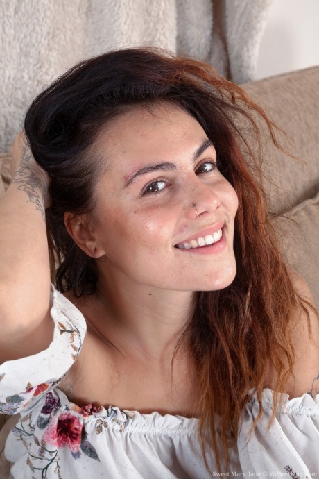 Татуированная девушка Сладкая Мэри Джейн показывает свою натуральную киску на диване 1