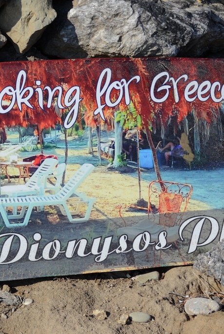 Толстая блондинка с большими сиськами бродит по нудистскому пляжу в соломенной шляпе 6