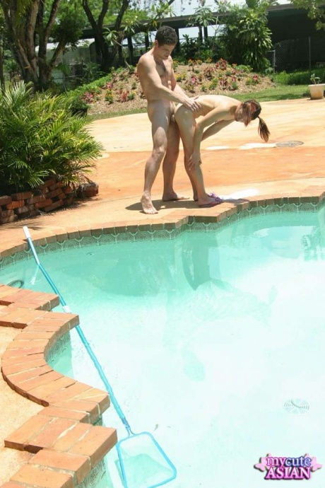 Азиатская любительница выплевывает сперму после секса из киски в рот на бортике бассейна 3