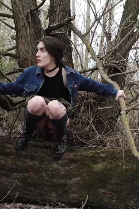 Расстроенная девушка отваживается залезть на ветку дерева, чтобы пописать 3