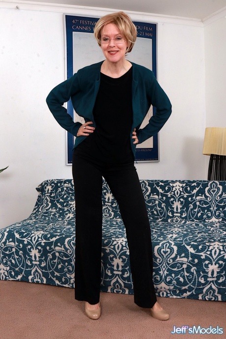 Тучная женщина Белла Бендз и дама постарше по очереди раздеваются догола 9