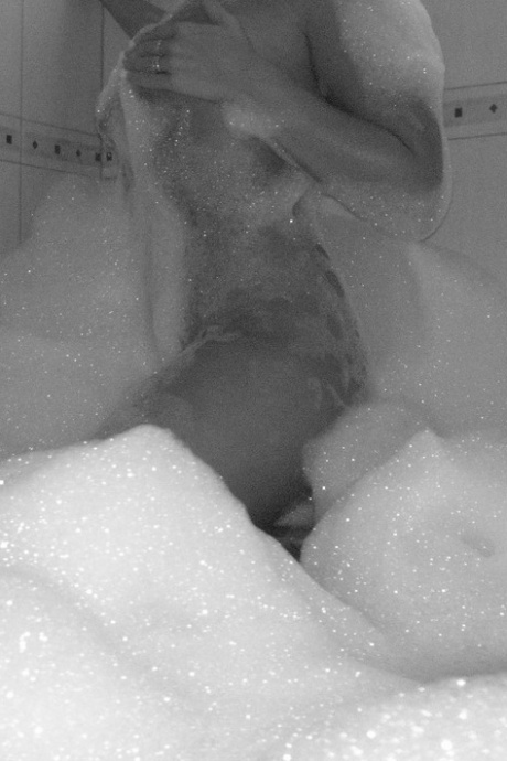 Блондинка рекламирует свою сексуальную задницу во время селфи в ванной 6