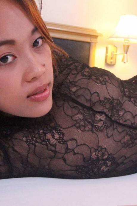 Азиатка отодвигает прозрачные трусики в сторону перед сексом от первого лица с Фарангом 2