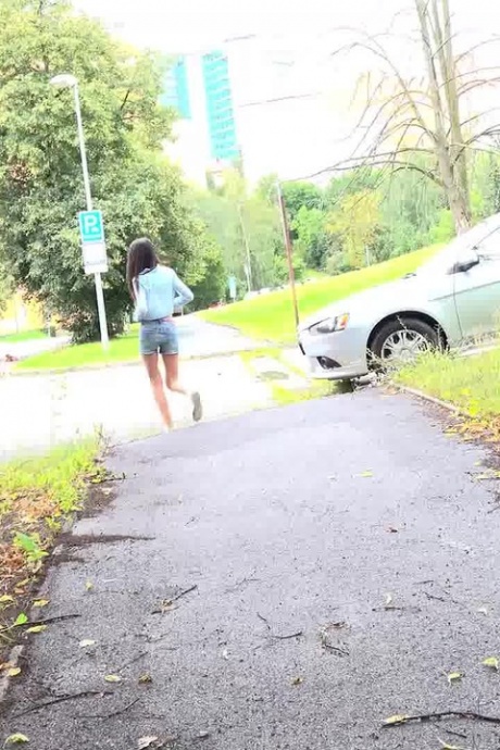 Темноволосой Мистике нужно пописать, находясь в пригороде 15