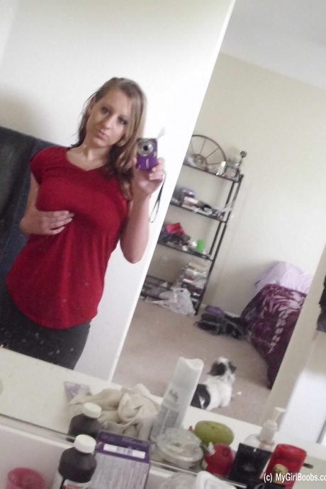 Грудастая любительница Лиззи делает селфи своих сисек и попки в зеркале 12