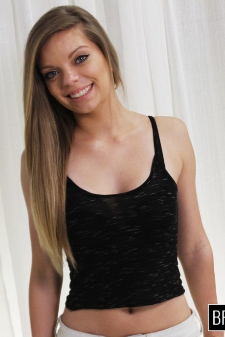 Стройная девушка Триша Паркс занимается БДСМ сексом на диване для кастинга 2