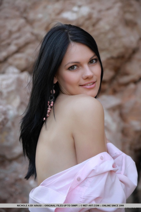 Красивая русская девушка Николь А позирует обнаженной на прибрежных валунах 2