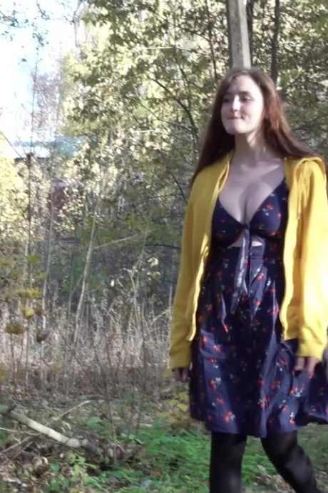 Рыжеволосая девушка Алекса снимает свой шланг, чтобы пописать у здания в лесу 1