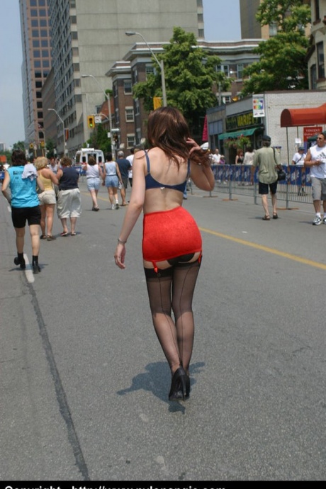 Модель-любитель бродит по людной улице в нижнем белье и поясе 4