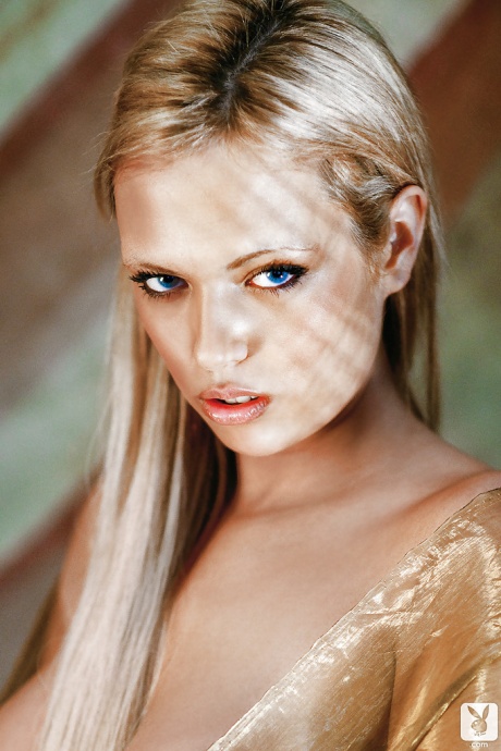 Очаровательная красотка с большими упругими сиськами Майя Запер-Моралес позирует обнаженной 15