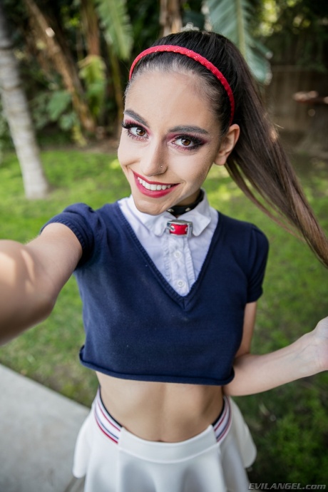 Миниатюрную девушку Ариэль Фэй отшлепали перед тем, как заняться грубым сексом 4