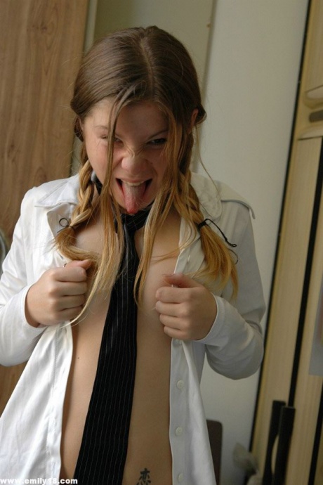 Едва закончившая школу студентка обнажает свое хлопчатобумажное нижнее белье во время просмотра порнографии 15