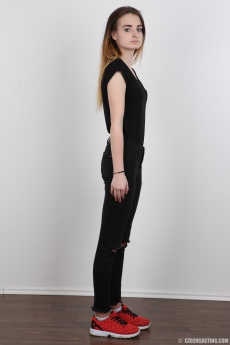 Маленькая сиськастая подражательница порнозвезды Доминика позирует обнаженной для своего интервью на кастинге 3