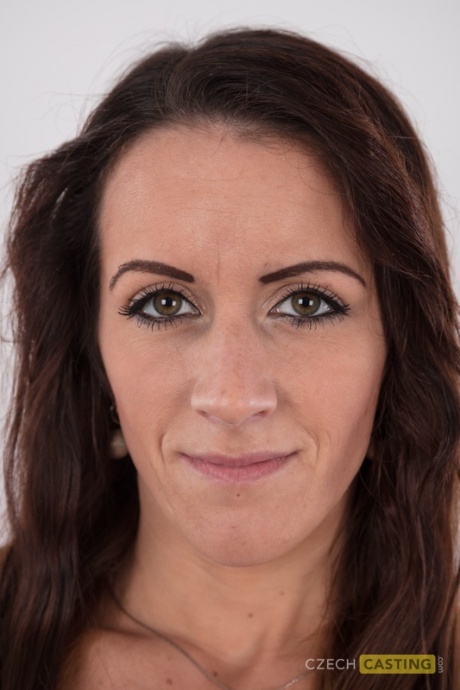 Чешская мать снимает красное платье и нижнее белье, чтобы дебютировать в обнаженном виде 1