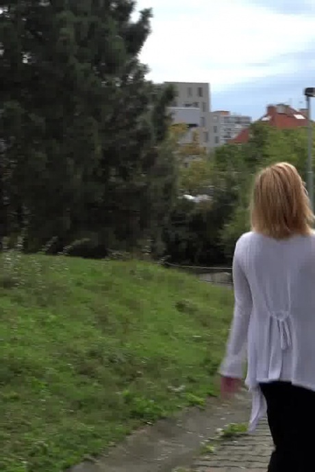 Симпатичную блондинку Крисси заперли дома, поэтому она писает на ступеньки 15