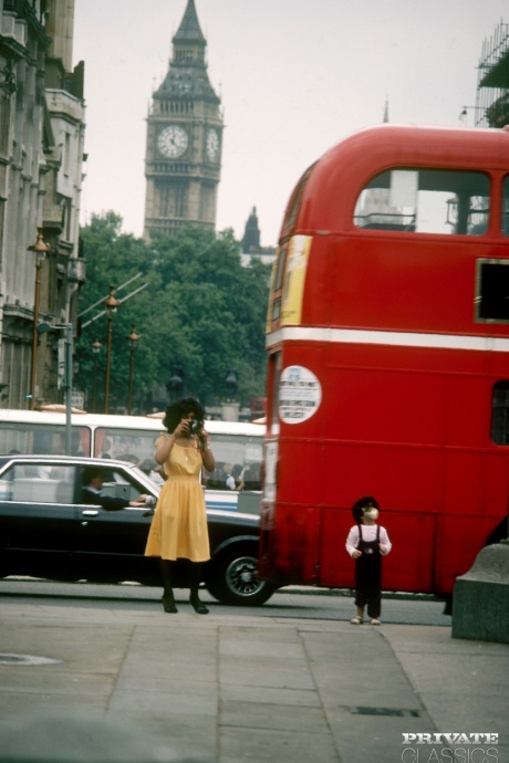 Симпатичная чернокожая девушка брызжет спермой на свое лицо после секса ММФ с белыми мужчинами 1