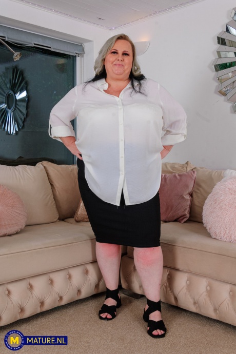 Зрелая SSBBW лижет сосок, прежде чем вставить секс-игрушку в свое влагалище 1