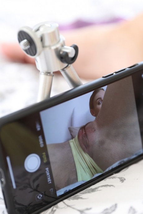 Очаровательная молоденькая Адель Единорог дрочит дилдо в своей подстриженной киске во время шоу по вебкамере в прямом эфире 8