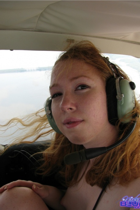 Натуральная рыжеволосая Ники Блю полностью раздевается на борту небольшого моторного самолета 8