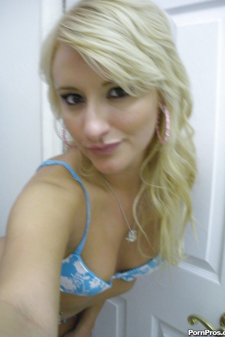Подборка снимков, на которых блондинка Мэллори Рэй Мерфи делает селфи обнаженной 11