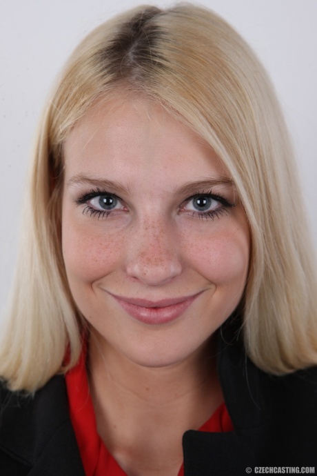 Блондинка-любительница Леа снимает свой деловой наряд, а затем нижнее белье, чтобы позировать обнаженной 1