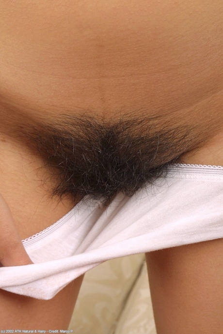 Любительская латиноамериканка Фатти Скай обнажает белые трусики под юбкой школьницы 7