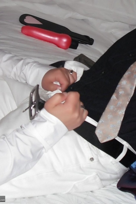 Любительская цыпочка Кимберли Скотт мастурбирует вибратором перед тем, как кончить 5