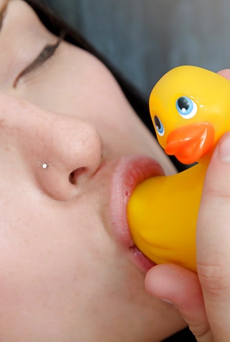 Европейская молоденькая красотка Сильвер принимает горячую ванну и мастурбирует в ней 15