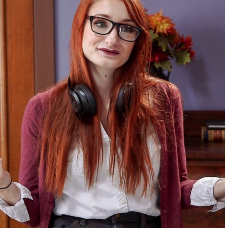 Рыжеволосую женщину бьет током во время того, как ее трахают в рот 6