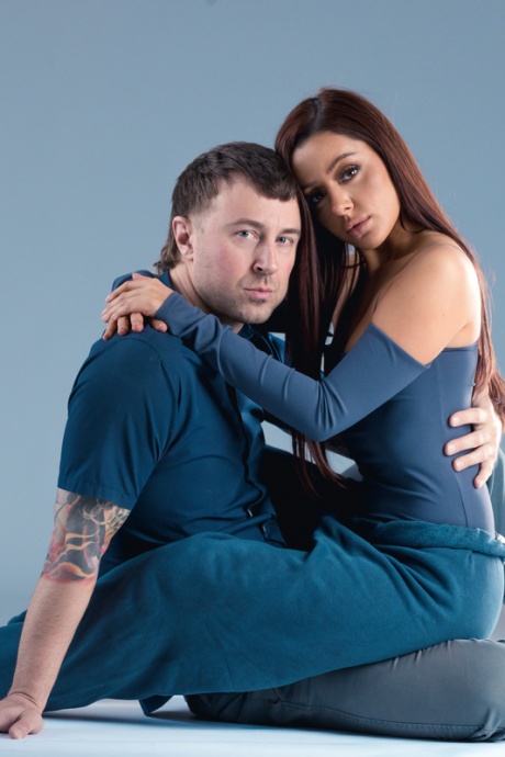 Блейк Блоссом и Ванна Бардо занимаются сексом втроем на диванчике для двоих 2