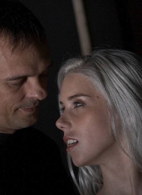 Молодую красотку сдерживают и используют по желанию ее Хозяина во время БДСМ-игр 10