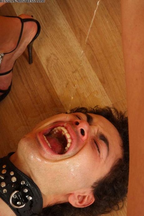 Белокурая русская женщина писает в широко открытый рот своего раба-мужчины 9