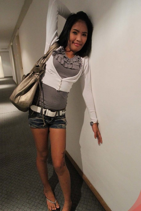 Миниатюрная азиатка показывает свою киску крупным планом и стоя голой 3