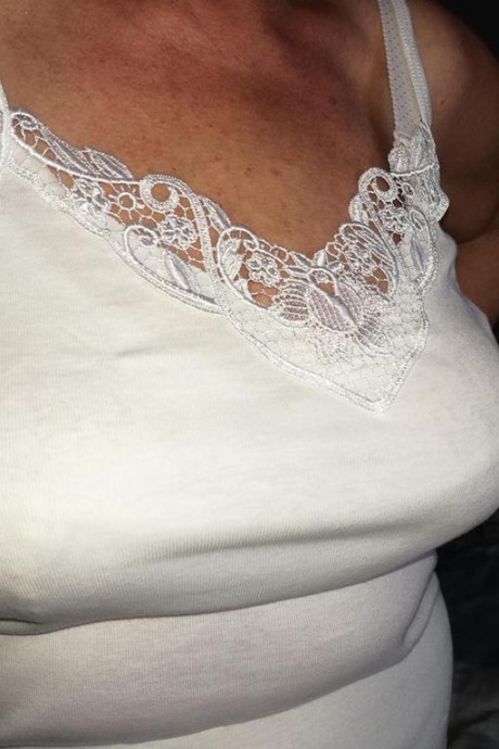 Непослушная бабуля обнажает свои сиськи, переодеваясь в нейлоновые чулки и туфли на каблуках 11